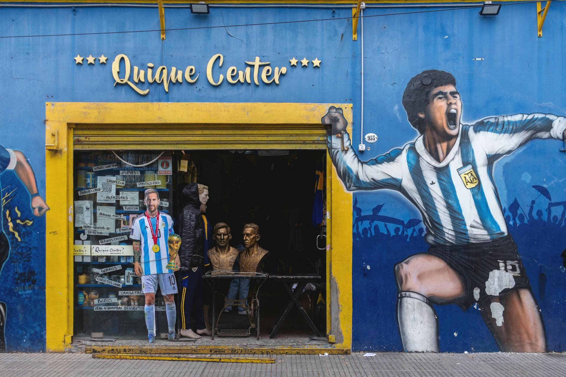 Murales de Messi y Maradona en un escaparate del barrio de La Boca, Buenos Aires