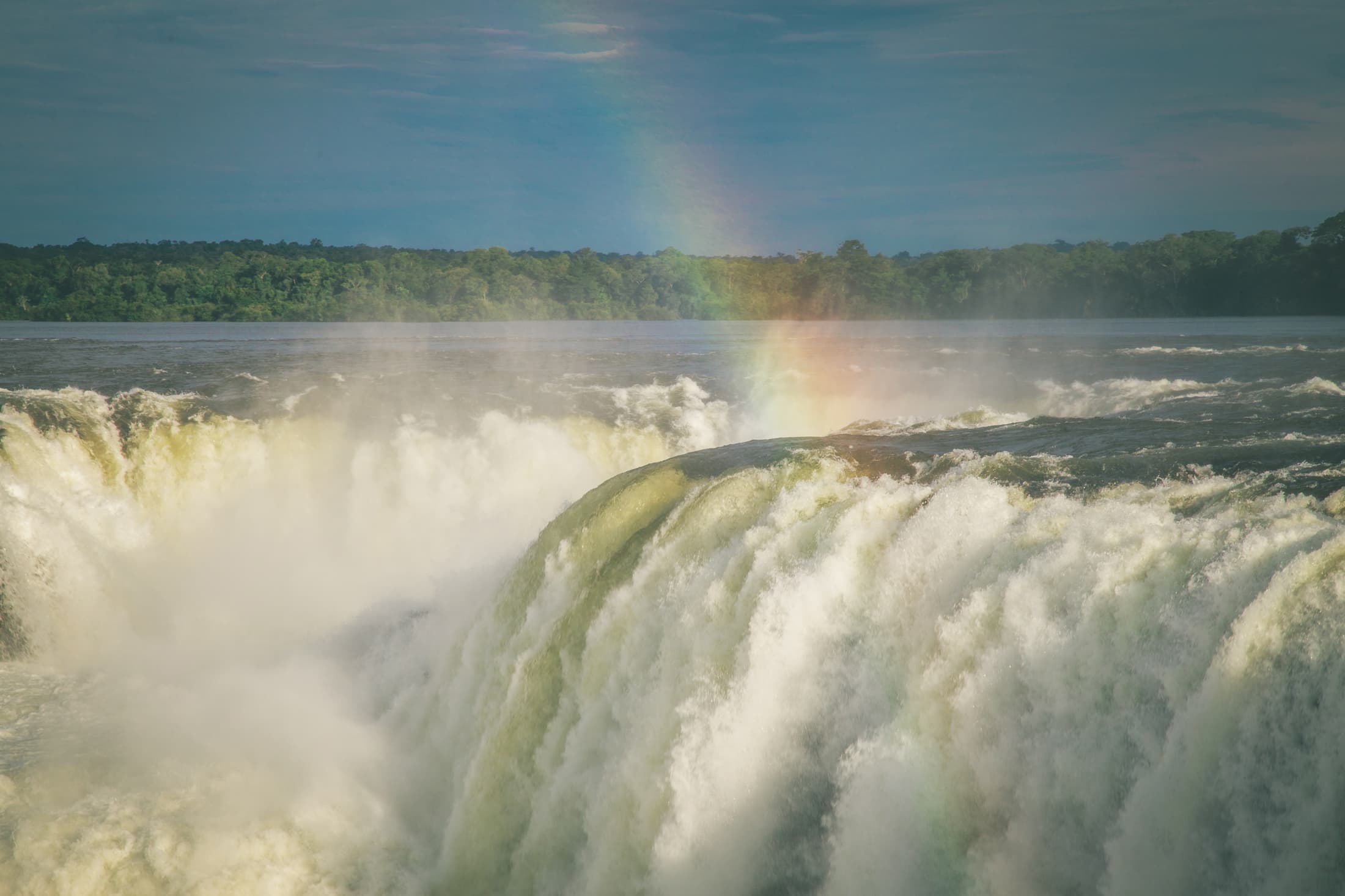 Arco iris sobre las Cataratas del Iguazú, Misiones, Argentina
