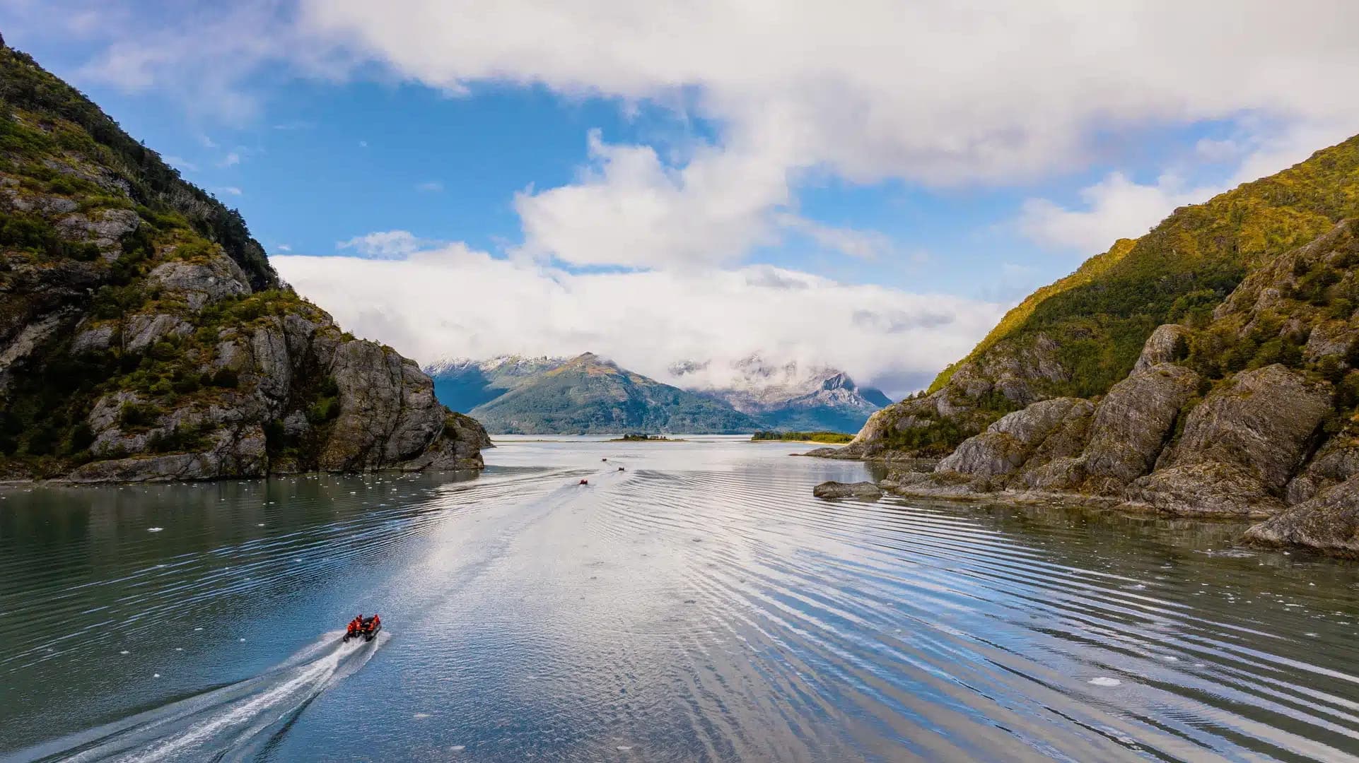 Glaciar Cóndor en la Cordillera Darwin desde un dron, fiordos chilenos de Tierra del Fuego.