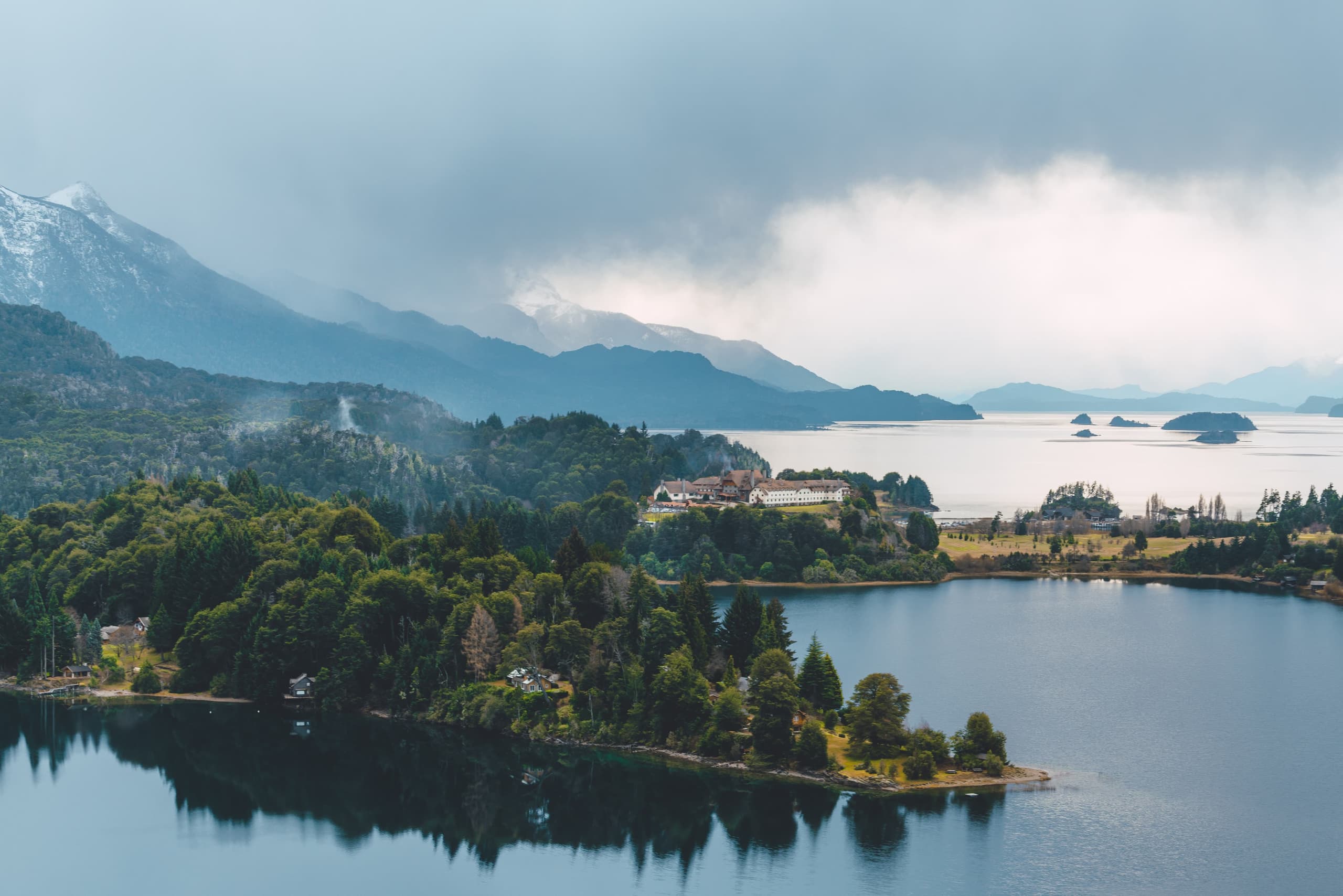 Lago Nahuel Huapi con el Hotel Llao Llao al fondo, Bariloche, Argentina