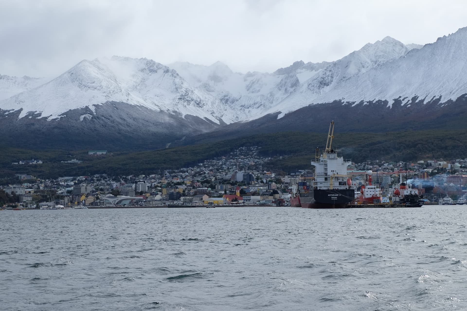 Ushuaia desde el Canal de Beagle, Tierra de Fuego