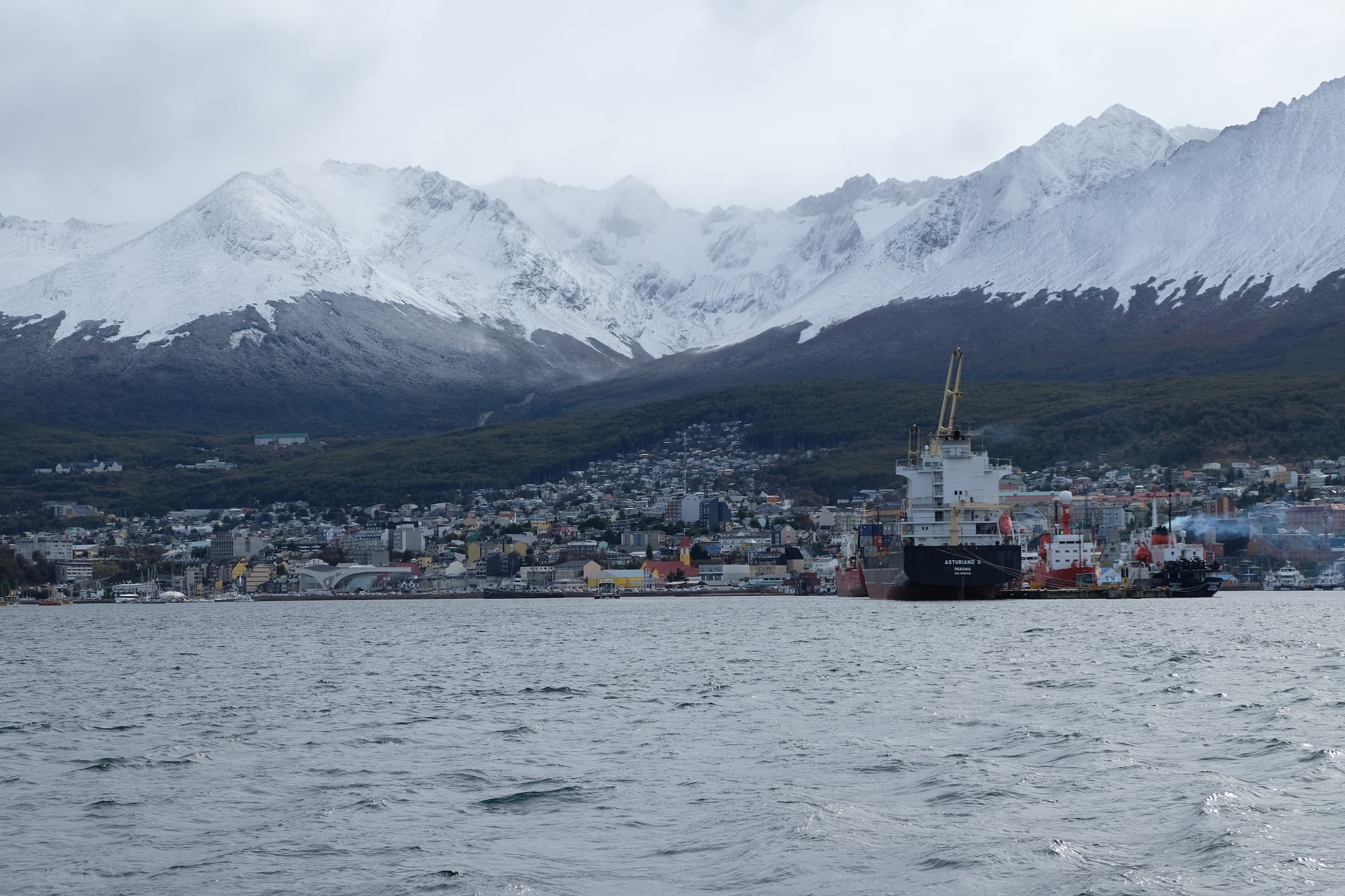 Ushuaia desde el Canal de Beagle, Tierra de Fuego