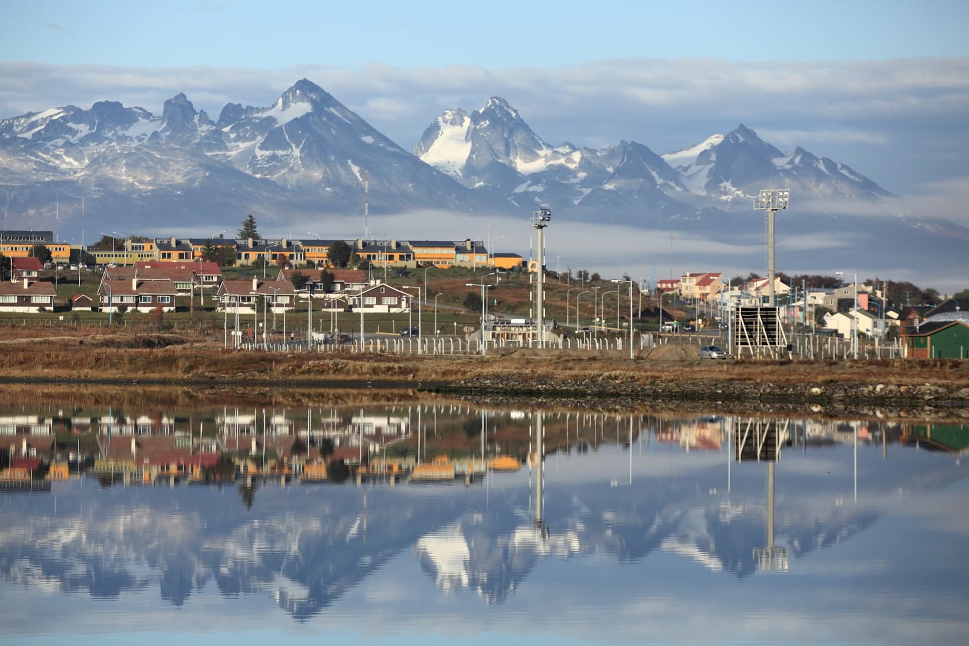 Montañas andinas y Canal Beagle en Ushuaia, Tierra de Fuego