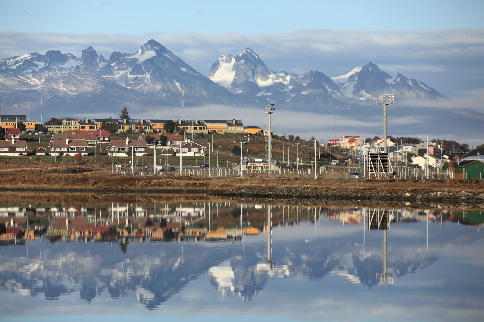 Montañas andinas y Canal Beagle en Ushuaia, Tierra de Fuego