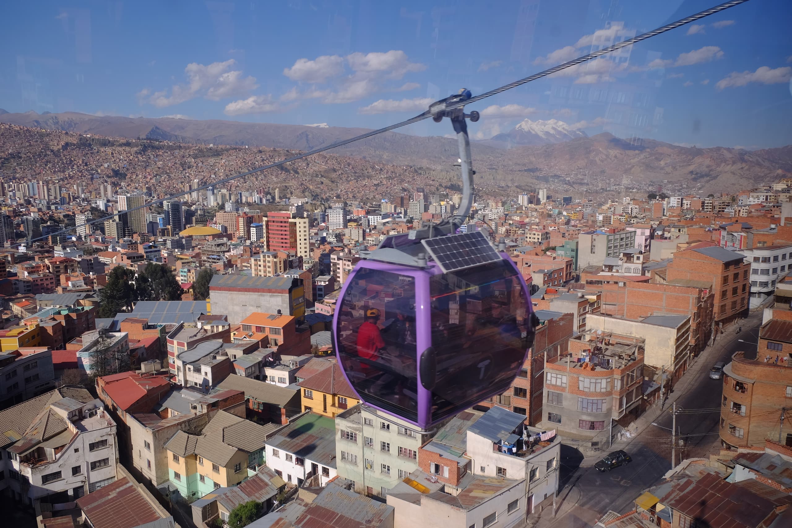 La Paz desde el teleférico, con el nevado Illimani al fondo