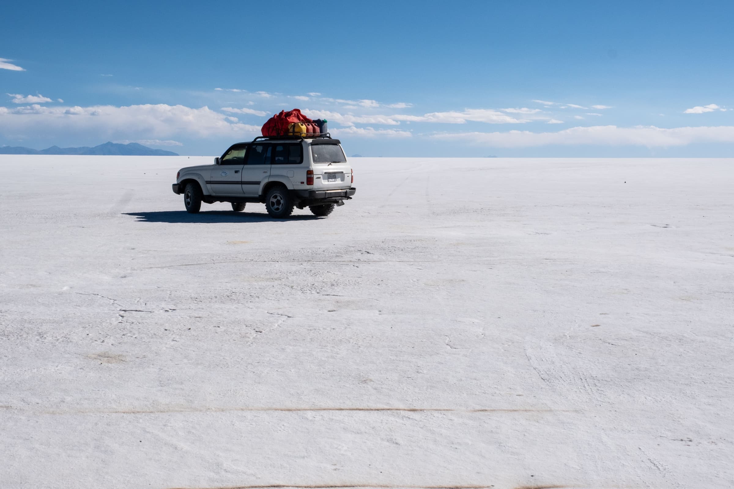 Coche 4x4 en el Salar de Uyuni seco, en mayo, Bolivia