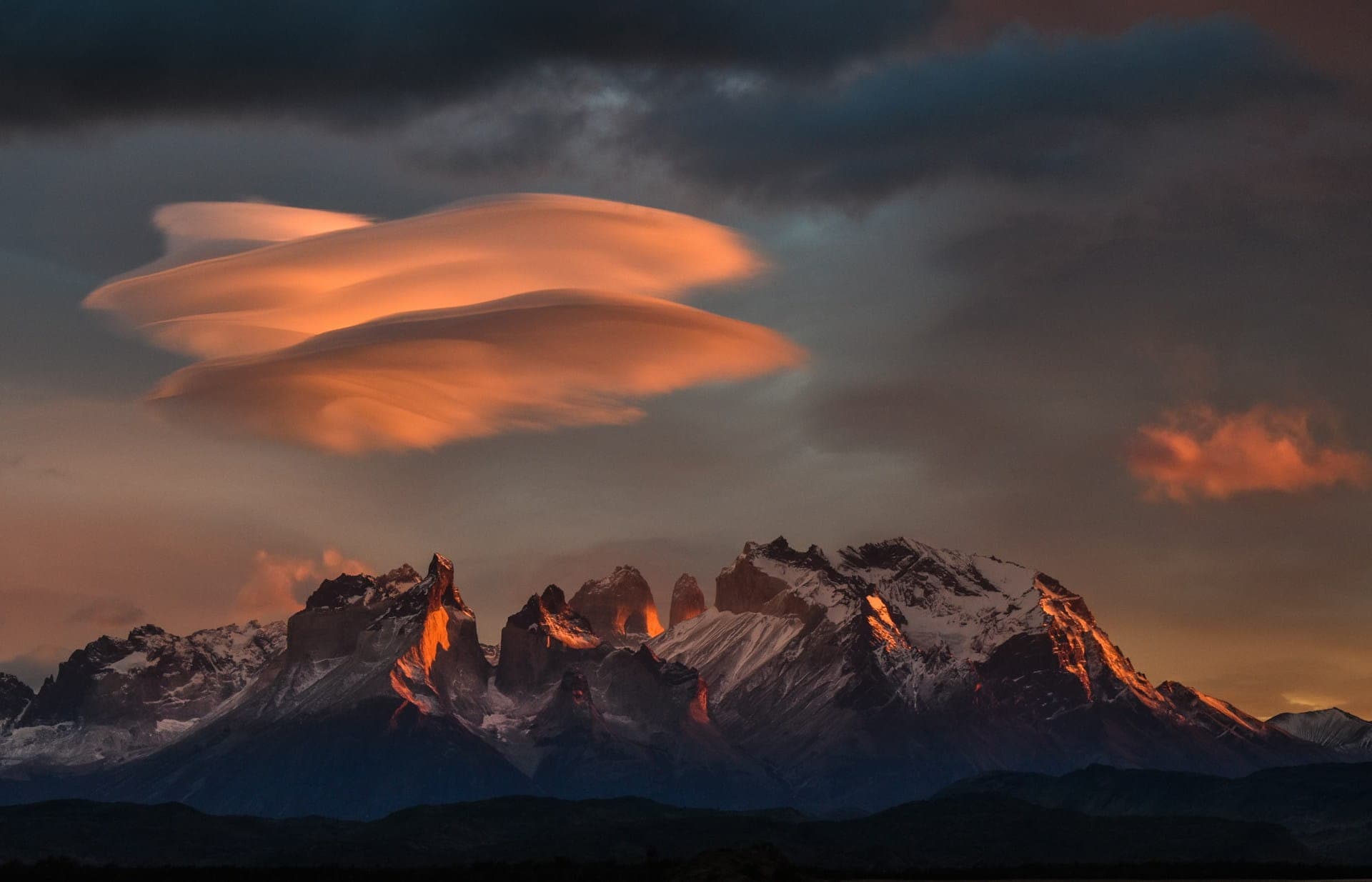 Torres del Paine en Chile al amanecer, uno de los paisajes más espectaculares de la Patagonia chilena