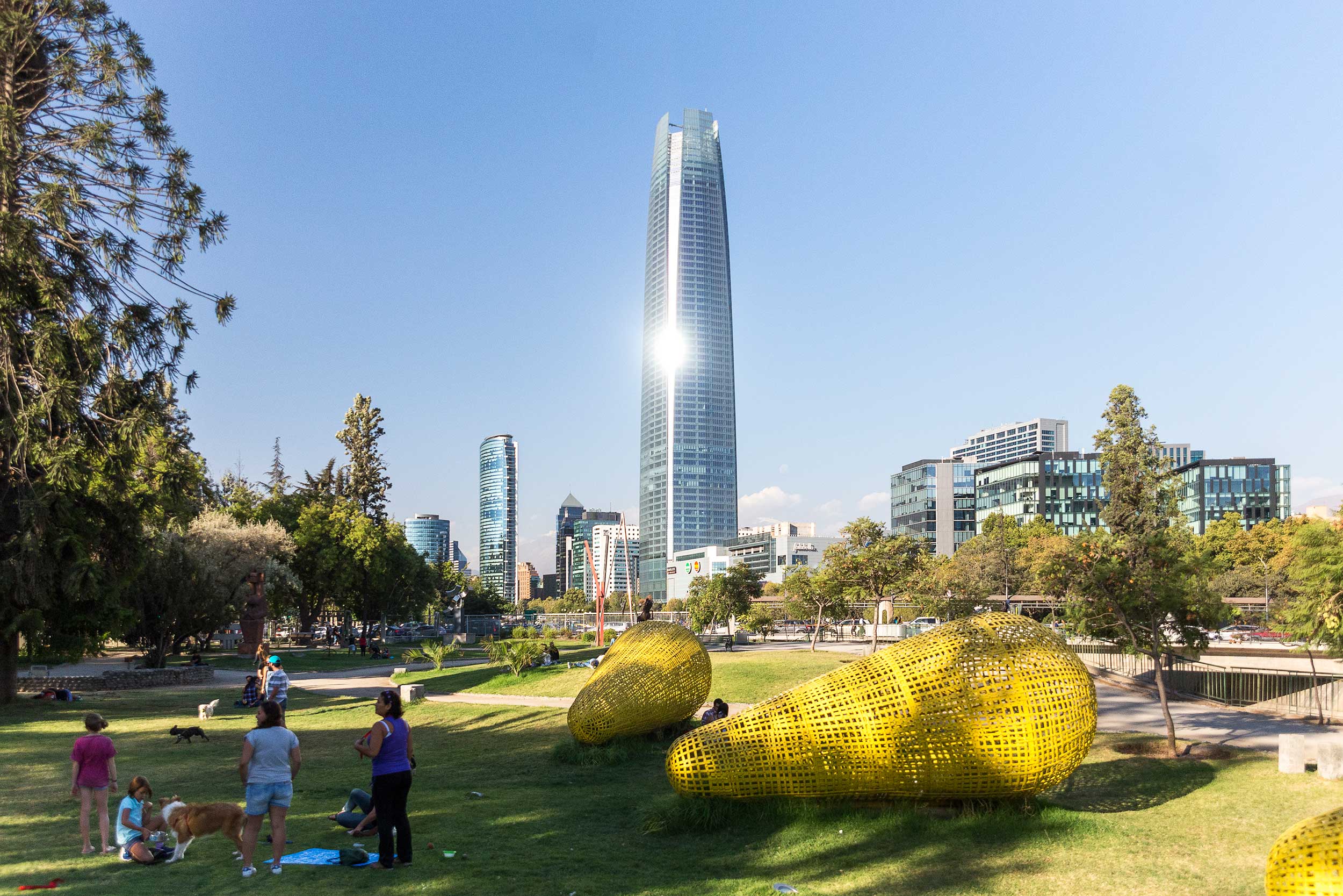 Parque de las Esculturas, con vista del Costanera Center en Santiago de Chile