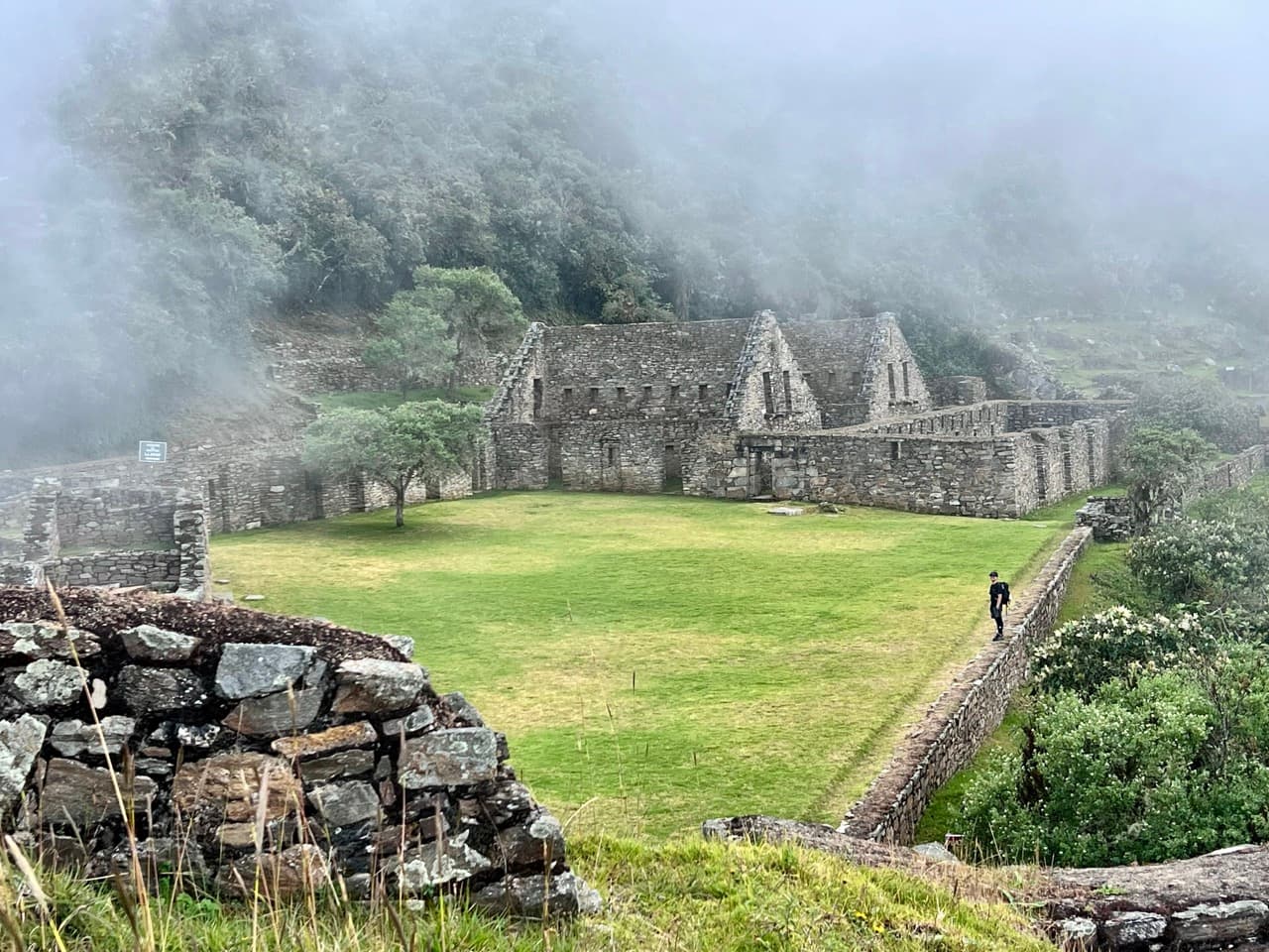 Complejo arqueológico de Choquequirao entre las montañas de los Andes de Perú