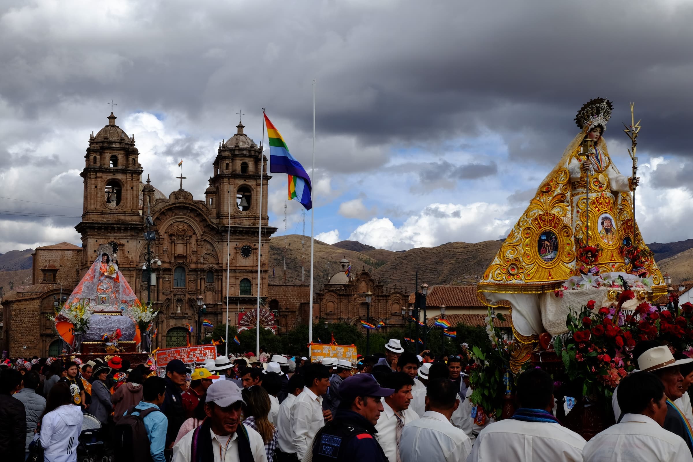 Procesión del Corpus Cristi, con catedral al fondo en Cusco, Perú