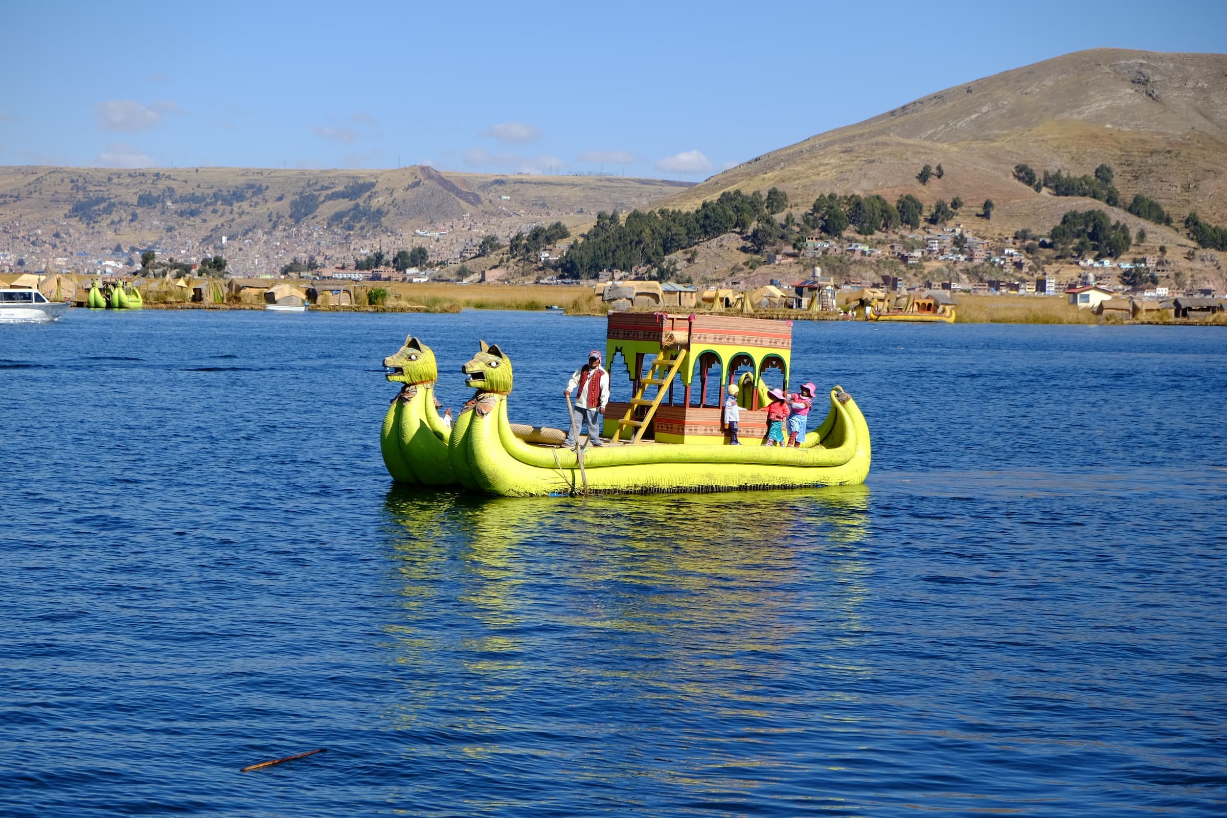 Embarcación tradicional de las Islas Flotantes de los Uros, Lago Titicaca, Puno, Perú