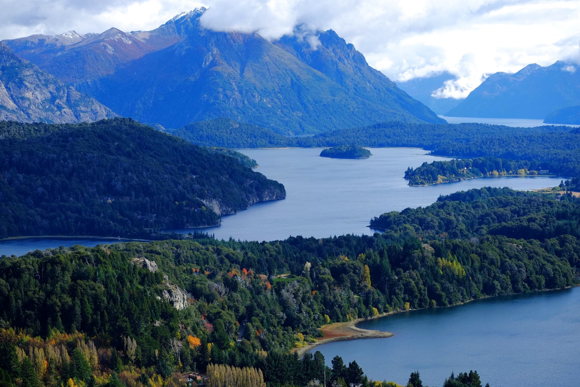 Lago Nahuel Huapi desde el Cerro Campanario con el Cerro López al fondo, Bariloche, Argentina