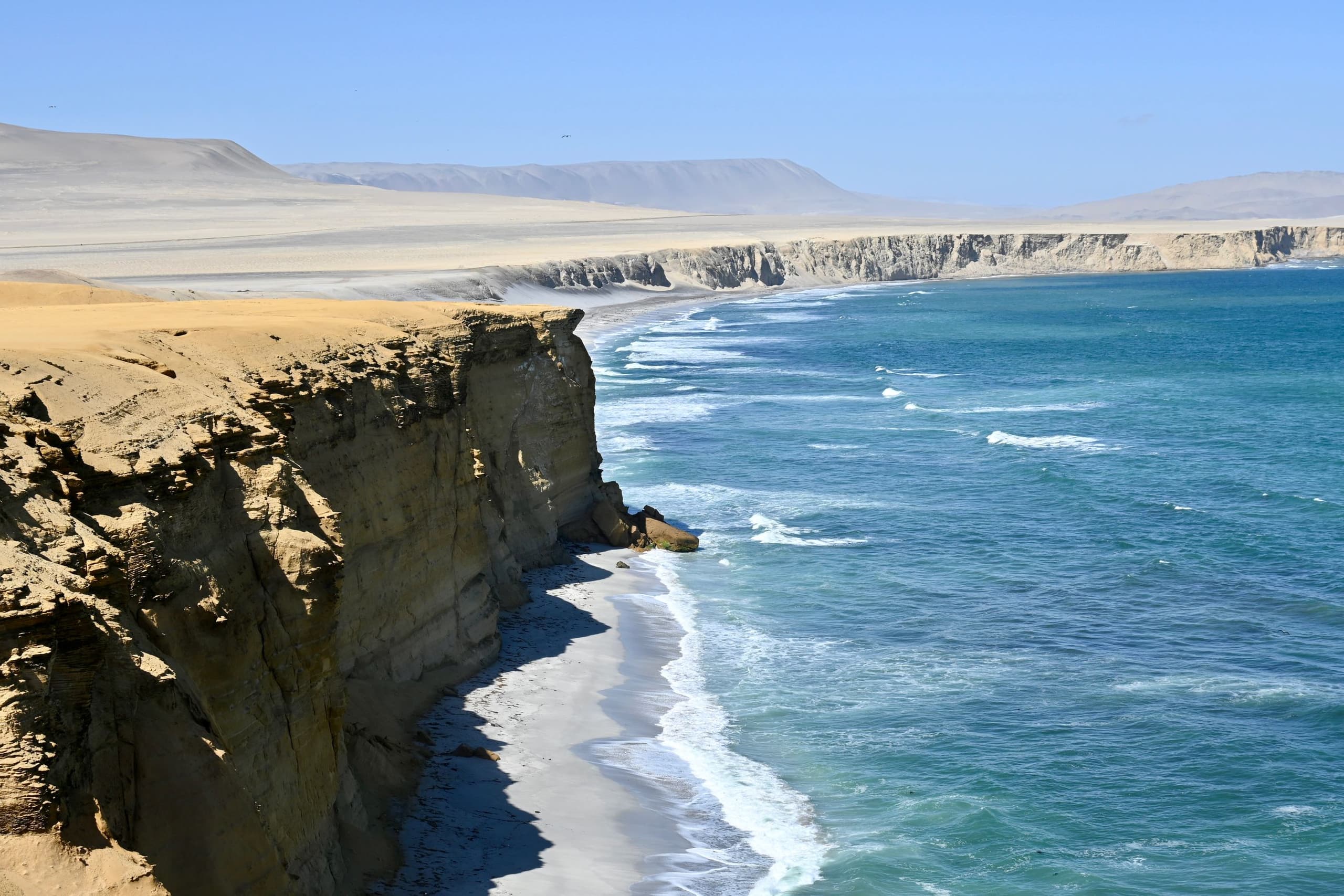 Acantilados de Paracas en el Océano Pacífico, Ica, Perú
