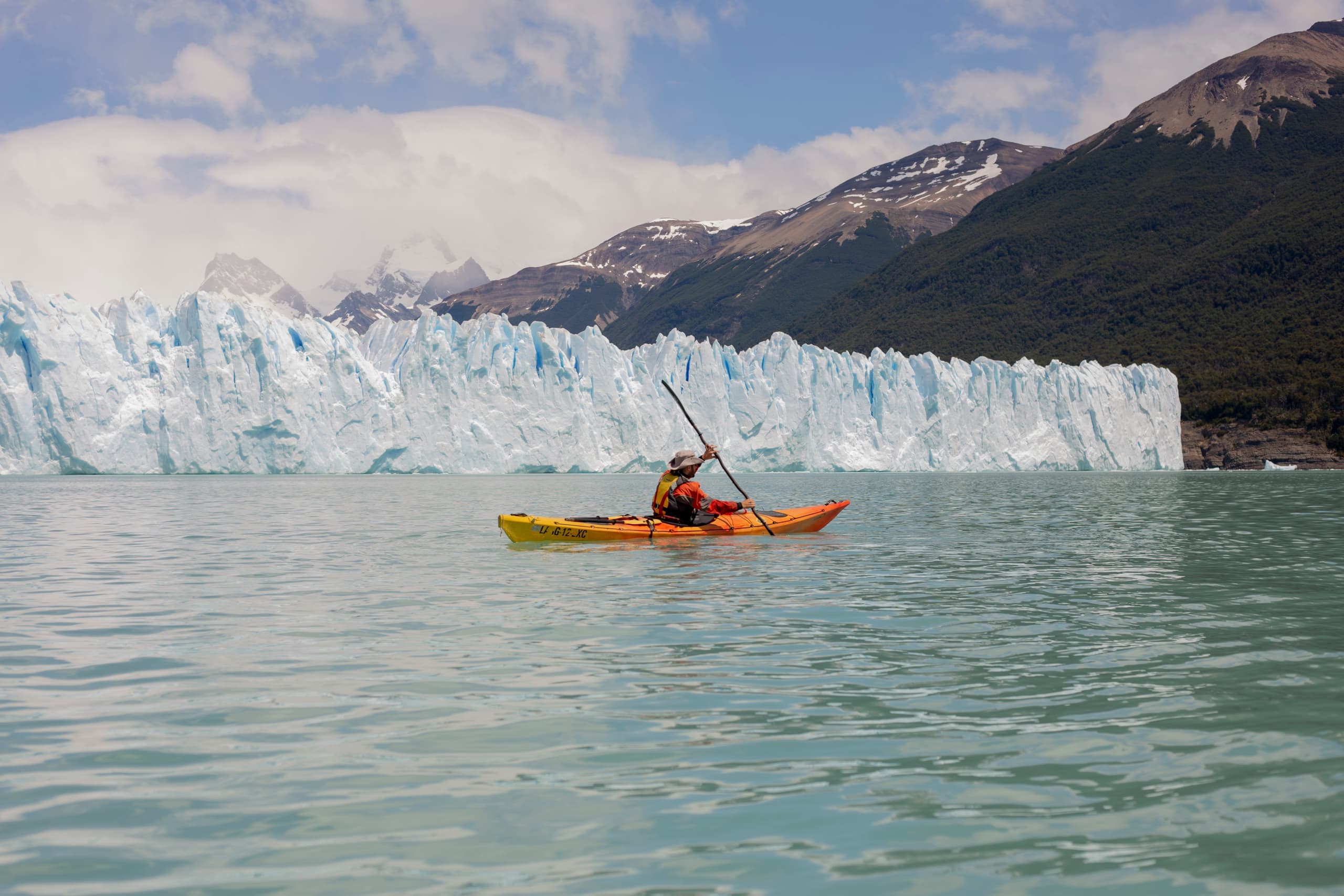 Kayak junto al Glaciar Perito Moreno, Patagonia argentina