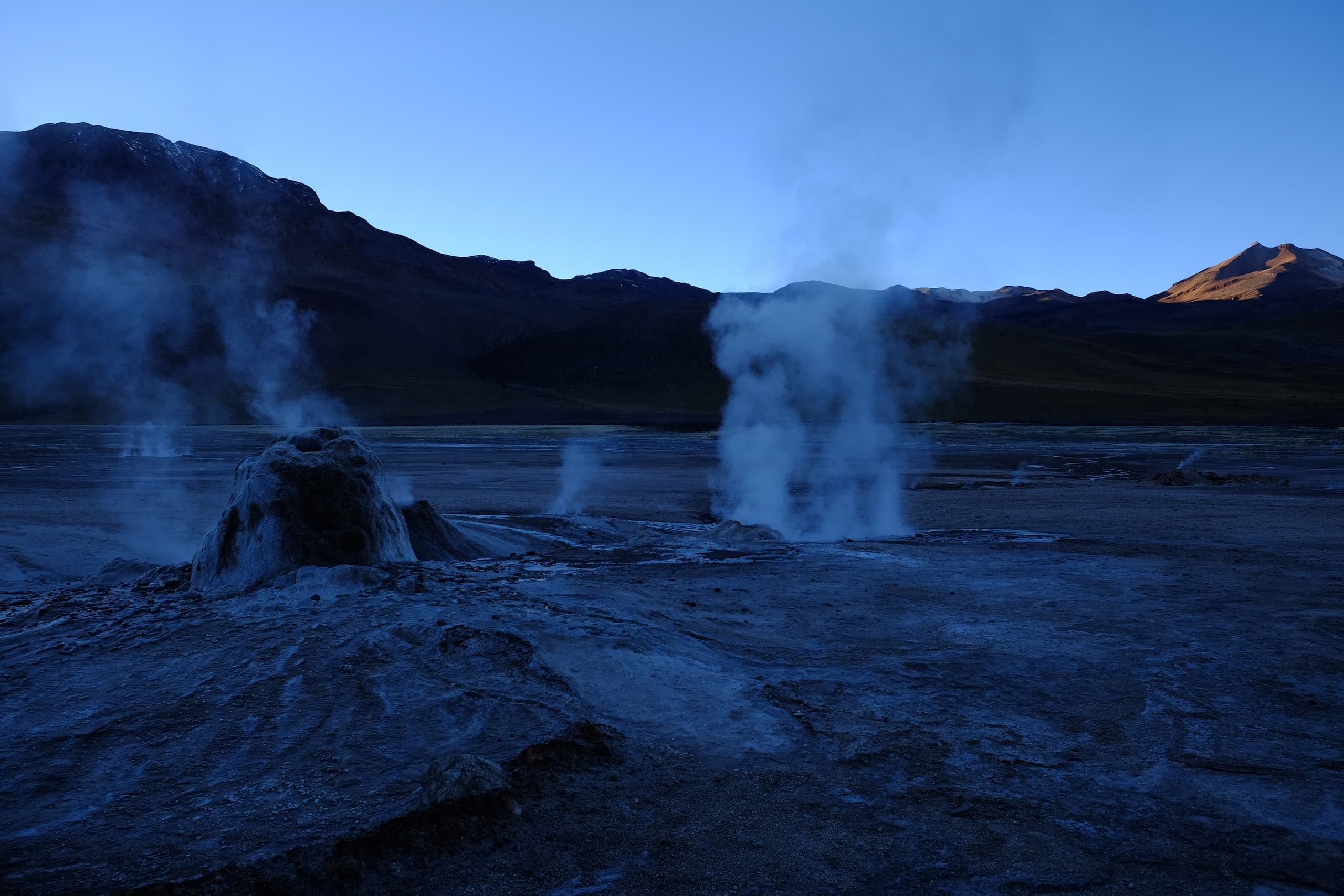 Geysers del Tatio al amanecer en el desierto de Atacama, Chile