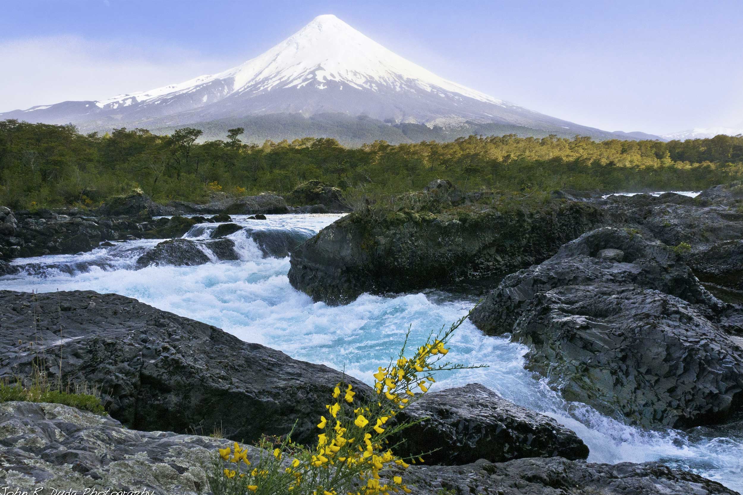 Saltos de Petrohué con el volcán Osorno al fondo, Puerto Varas, Región de los Lagos, Chile