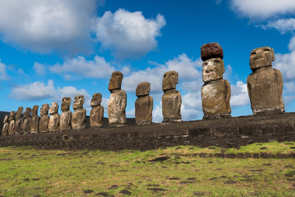 Tótems de la Isla de Pascua, un destino único recomendado por especialistas en viajes a Chile para explorar su cultura ancestral.