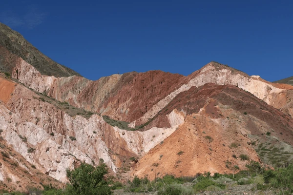 cerro siete colores argentina Cerro de los Siete Colores en el norte argentino, paisaje emblemático para descubrir en la mejor época para viajar a Argentina.